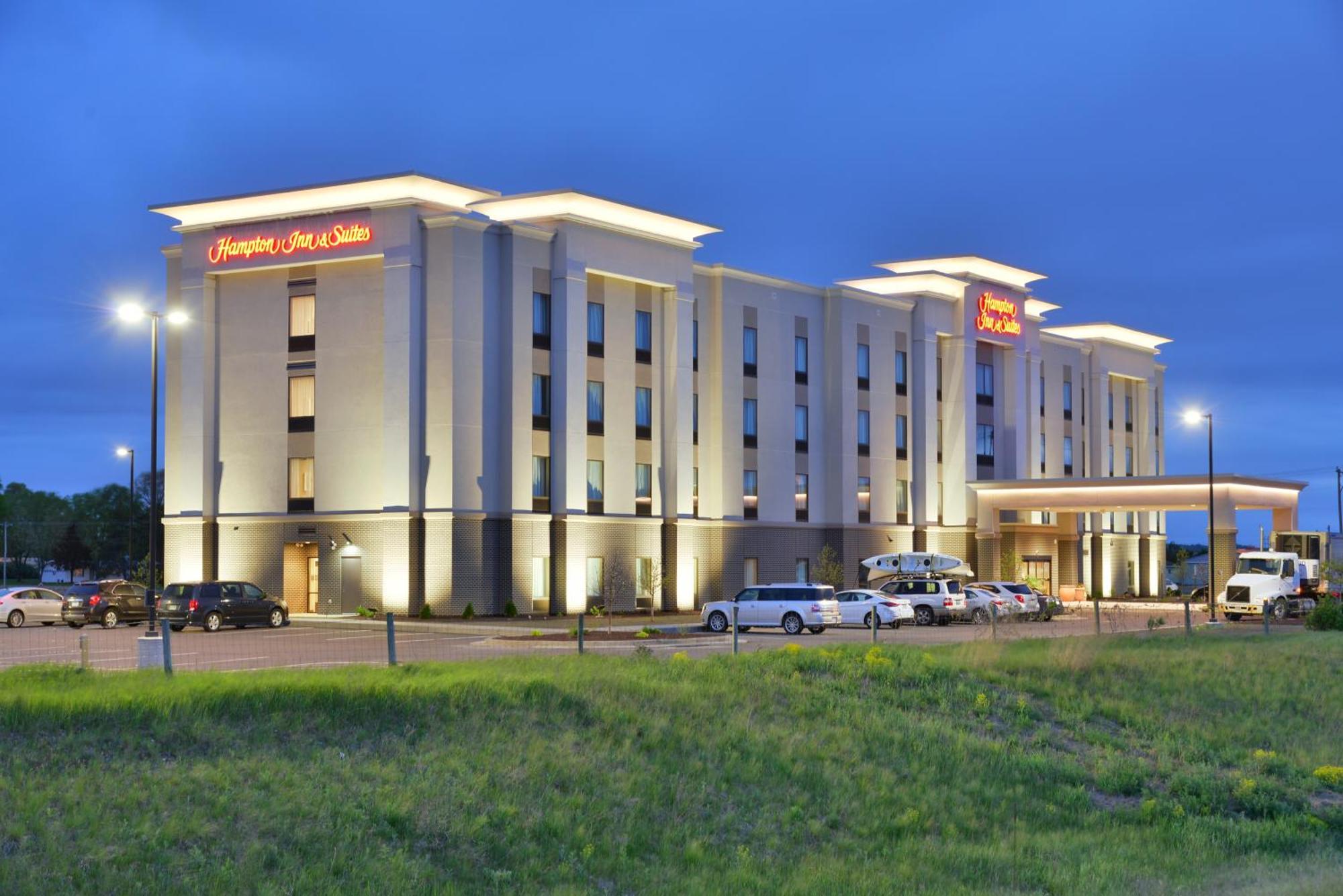 Hampton Inn & Suites Chippewa Falls Exterior photo