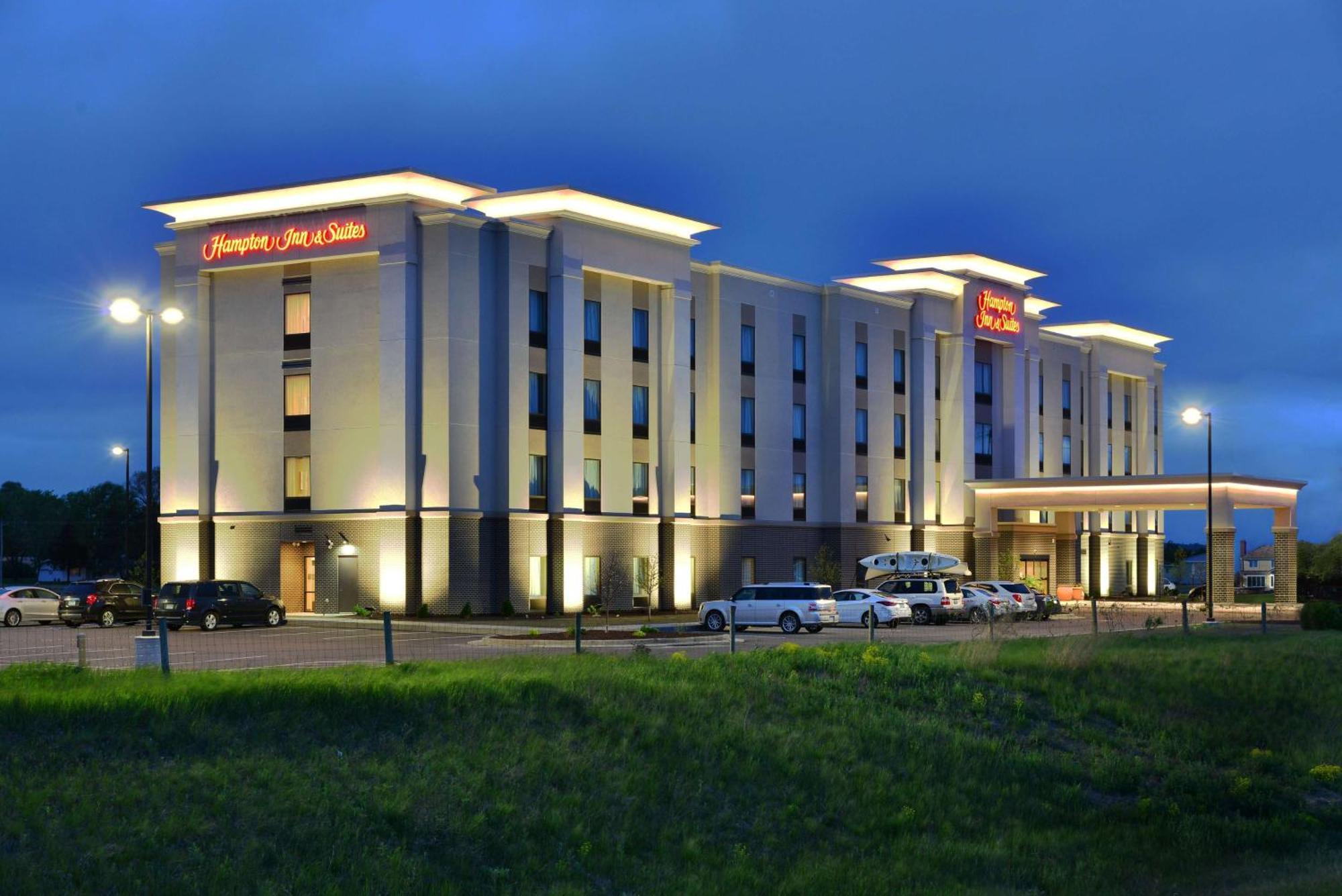 Hampton Inn & Suites Chippewa Falls Exterior photo